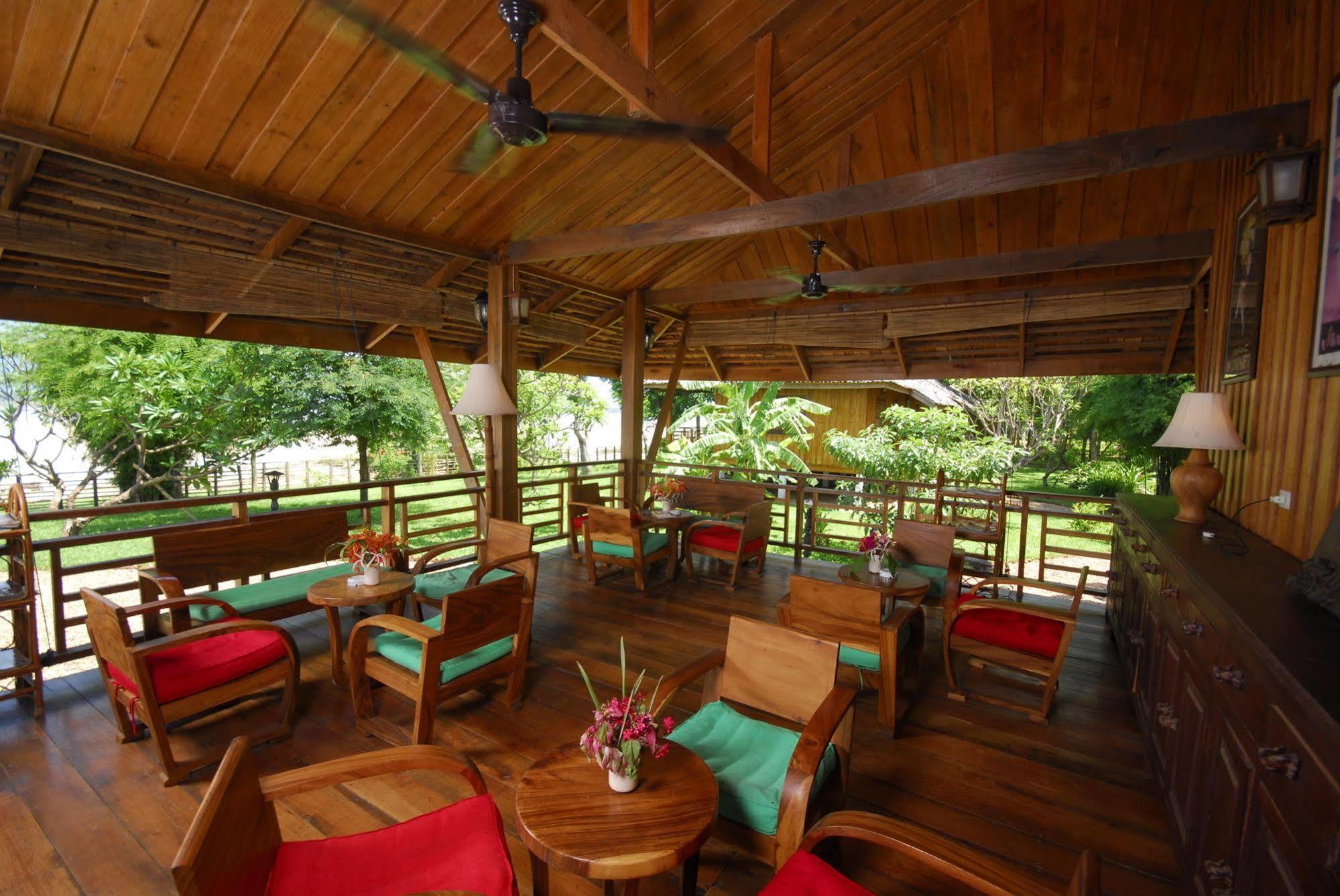 La Folie Lodge Чампасак Екстериор снимка